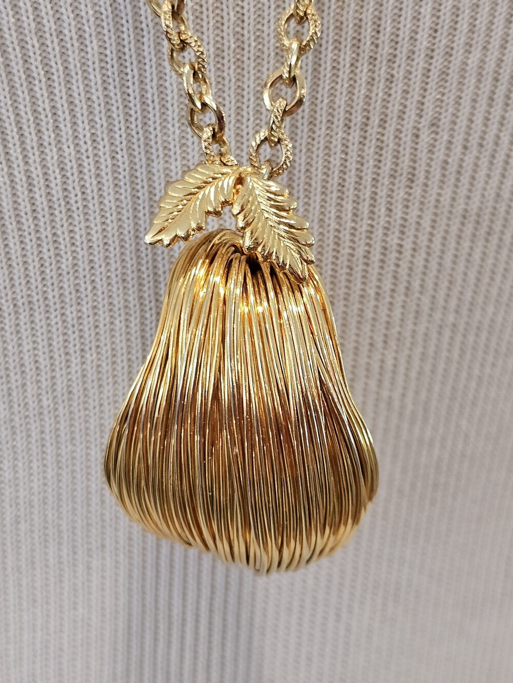 Vintage 70s/80s Avon Goldtone Wire Pear Necklace